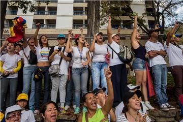 Oporba u Venezueli blokira ceste jačajući pritisak na Madura 