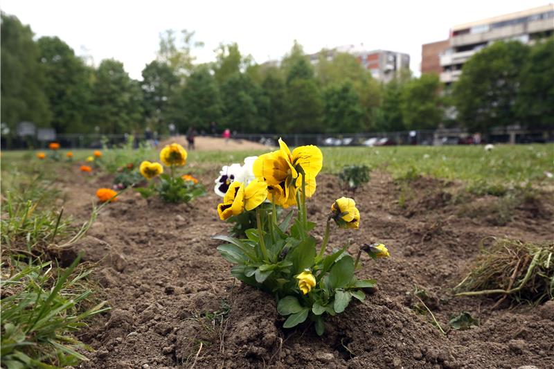 Članovi inicijative "Čuvamo naš park" ne dopuštaju djelatnicima Zrinjevca ulazak u park