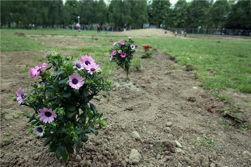 Članovi inicijative "Čuvamo naš park" ne dopuštaju djelatnicima Zrinjevca ulazak u park