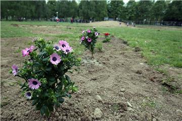 Članovi inicijative "Čuvamo naš park" ne dopuštaju djelatnicima Zrinjevca ulazak u park