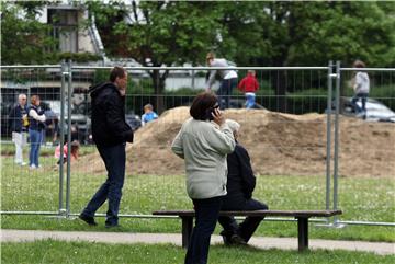 Članovi inicijative "Čuvamo naš park" ne dopuštaju djelatnicima Zrinjevca ulazak u park