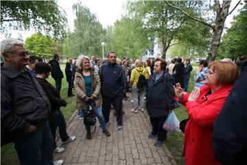 Članovi inicijative "Čuvamo naš park" ne dopuštaju djelatnicima Zrinjevca ulazak u park