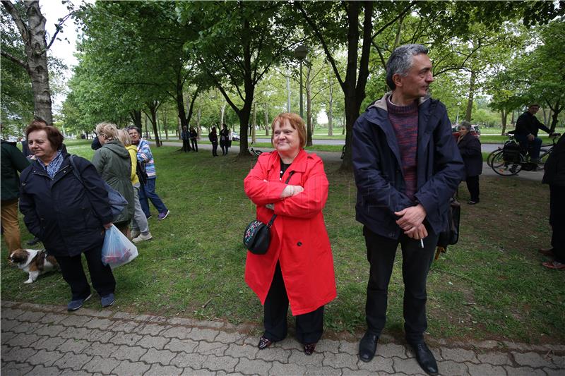 Članovi inicijative "Čuvamo naš park" ne dopuštaju djelatnicima Zrinjevca ulazak u park