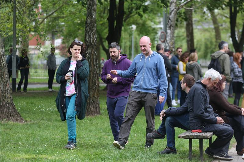 Članovi inicijative "Čuvamo naš park" ne dopuštaju djelatnicima Zrinjevca ulazak u park