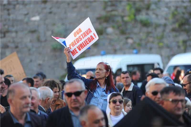 Predstava "Naše nasilje i vaše nasilje" počela poslije udaljavanja skupine iz gledališta