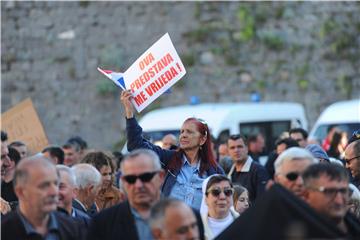 Predstava "Naše nasilje i vaše nasilje" počela poslije udaljavanja skupine iz gledališta