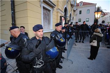 Split: Prosvjed protiv predstave Olivera Frljića "Naše nasilje i vaše nasilje"