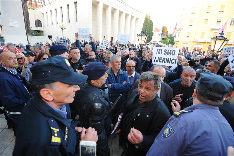 Split: Prosvjed protiv predstave Olivera Frljića "Naše nasilje i vaše nasilje"