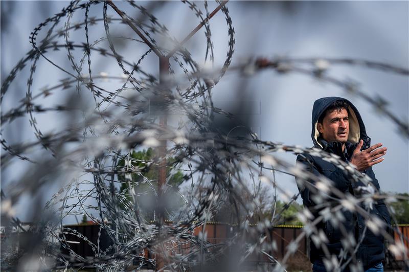 Serbia closes down migrant centre near border with Croatia