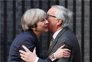 Juncker rekao da je Theresa May "tvrd orah"