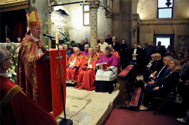 Otvaranjem moćnika počela glavna proslava sv. Dujma