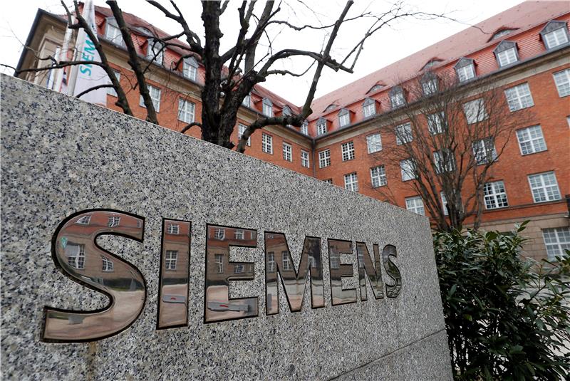 (FILE) GERMANY ECONOMY SIEMENS JOB CUTS