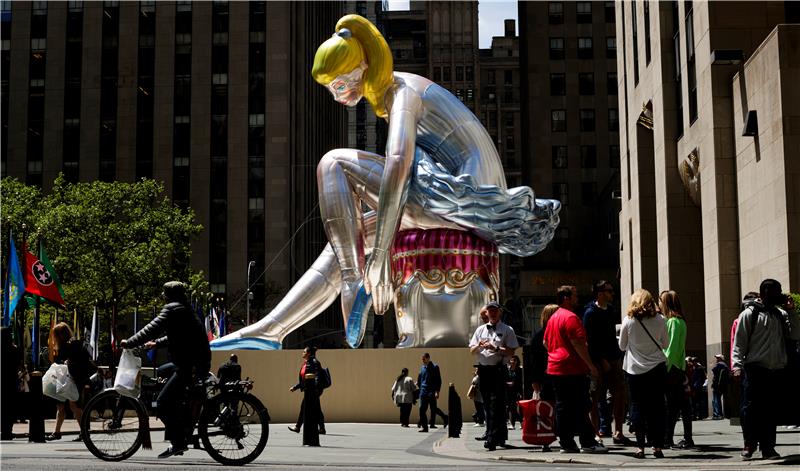 USA NEW YORK KOON SCULPTURE IN ROCK CENTER