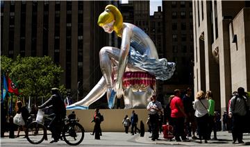 USA NEW YORK KOON SCULPTURE IN ROCK CENTER