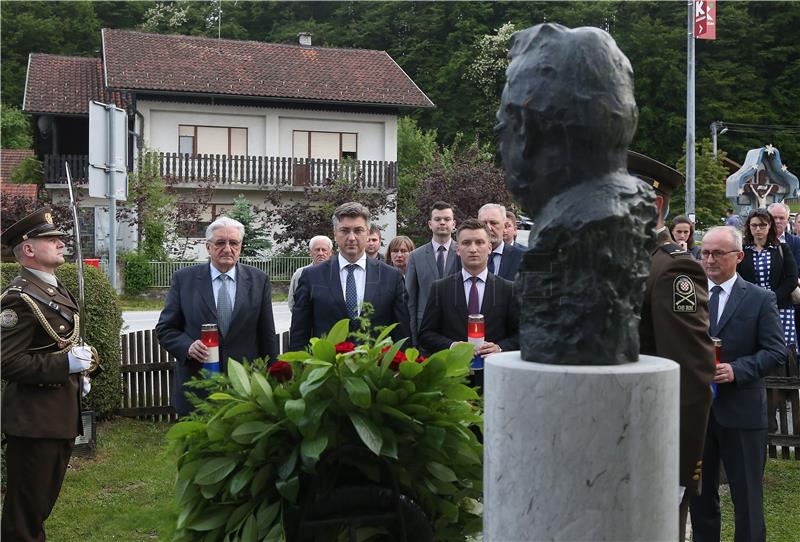 Premijer Plenković položio vijenac kod rodne kuće dr. Franje Tuđmana