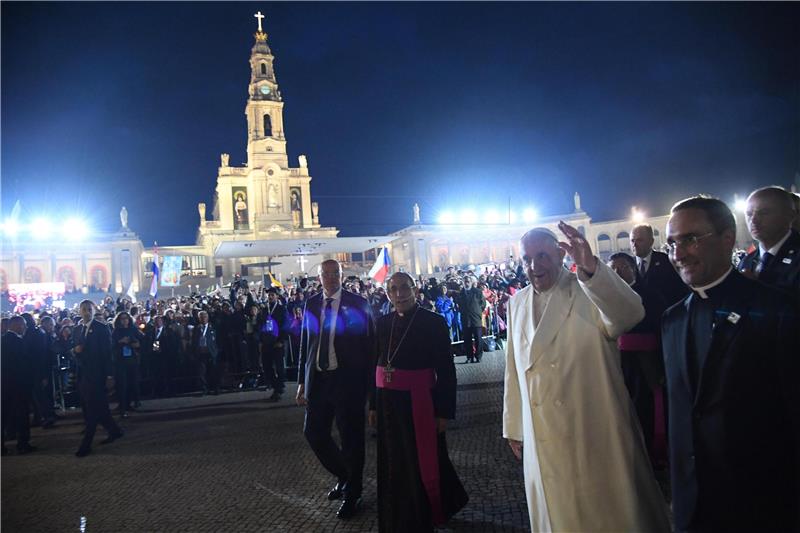 Papa Franjo zajedno s vjernicima molio pred Gospinim kipom u Fatimi