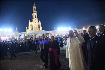 Papa Franjo zajedno s vjernicima molio pred Gospinim kipom u Fatimi