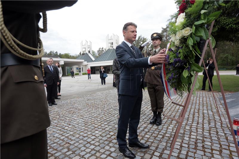 Jandroković s izaslanstvom položio vijence na groblju Dobova