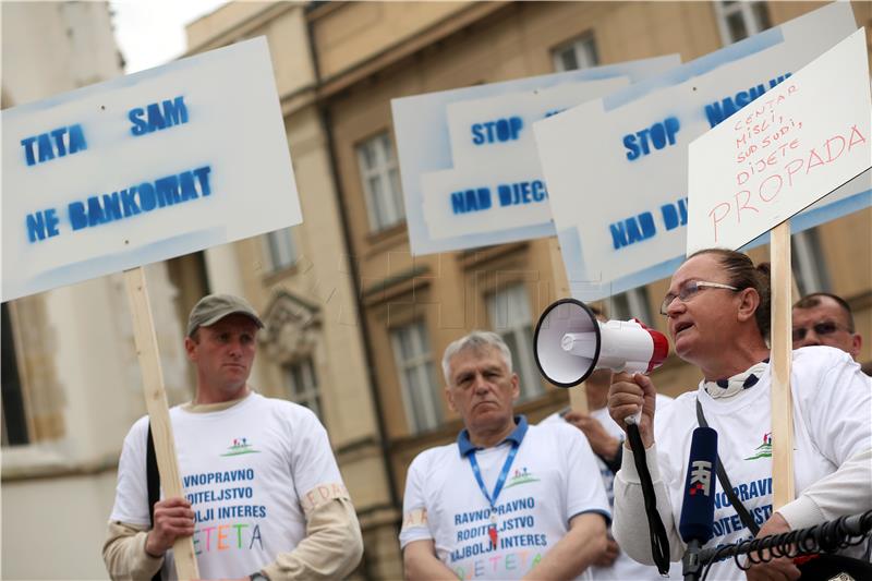 Prosvjed protiv šikaniranja djece i očeva