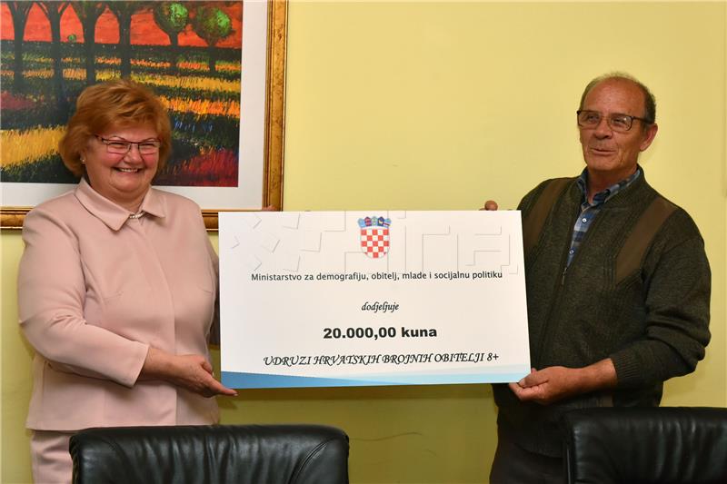 Murganić uručila 20.000 kuna Udruzi obitelji 8+