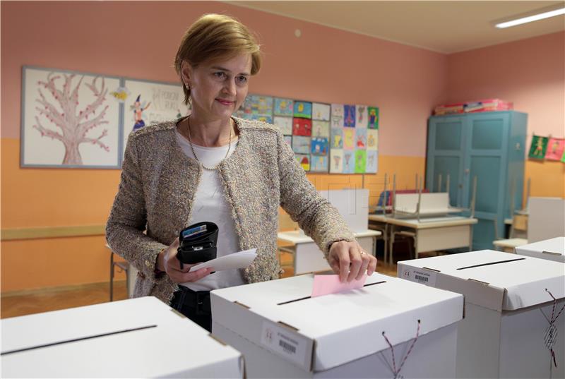 Sandra Švaljek glasuje u Zagrebu