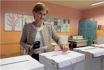 Sandra Švaljek glasuje u Zagrebu