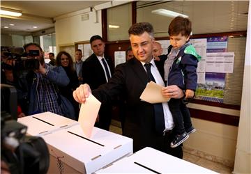 Plenković glasao, želi što veći odaziv birača