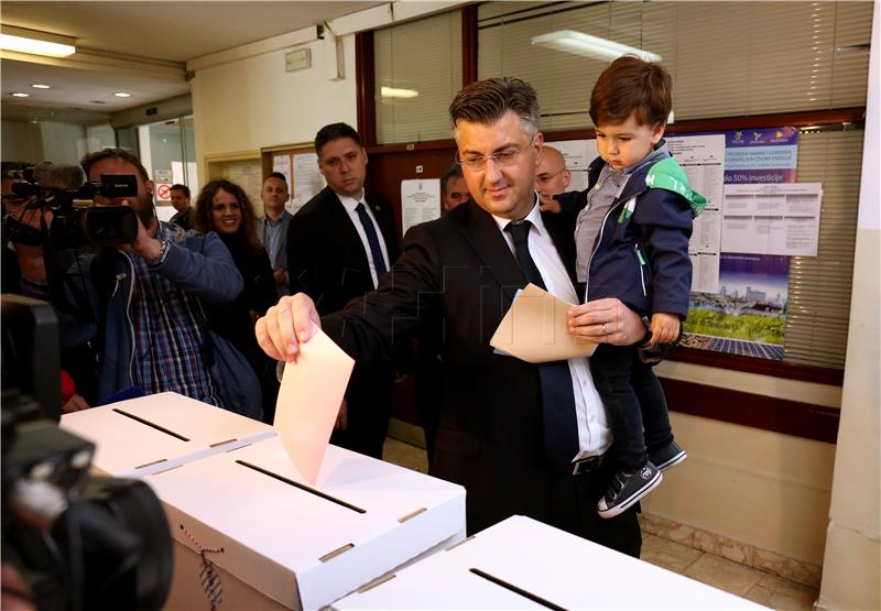 Andrej Plenković izašao na biralište u Zagrebu