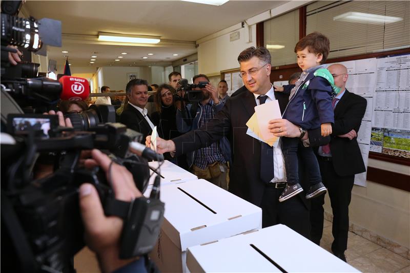 Andrej Plenković izašao na biralište u Zagrebu