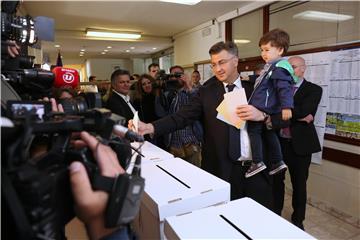 Andrej Plenković izašao na biralište u Zagrebu