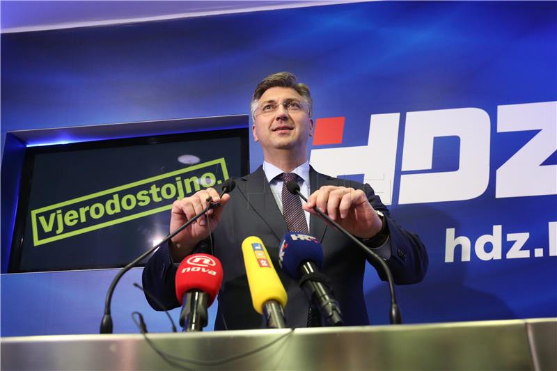 Andrej Plenković obratio se okupljenima u stožeru HDZ-a