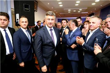 Andrej Plenković obratio se okupljenima u stožeru HDZ-a