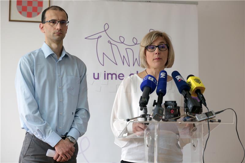 Konferencija za novinare udruge U ime obitelji