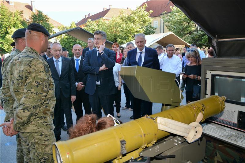 Karlovac: Plenković obišao Tehničko-taktički zbor Hrvatske kopnena vojske 