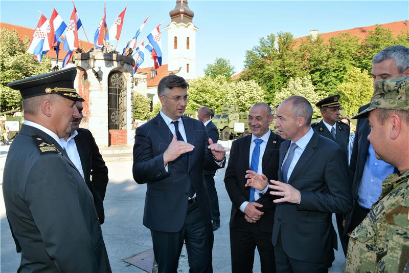 Karlovac: Plenković obišao Tehničko-taktički zbor Hrvatske kopnena vojske 