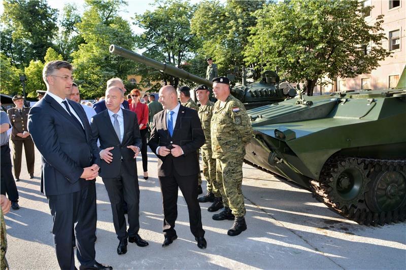 Karlovac: Plenković obišao Tehničko-taktički zbor Hrvatske kopnena vojske 