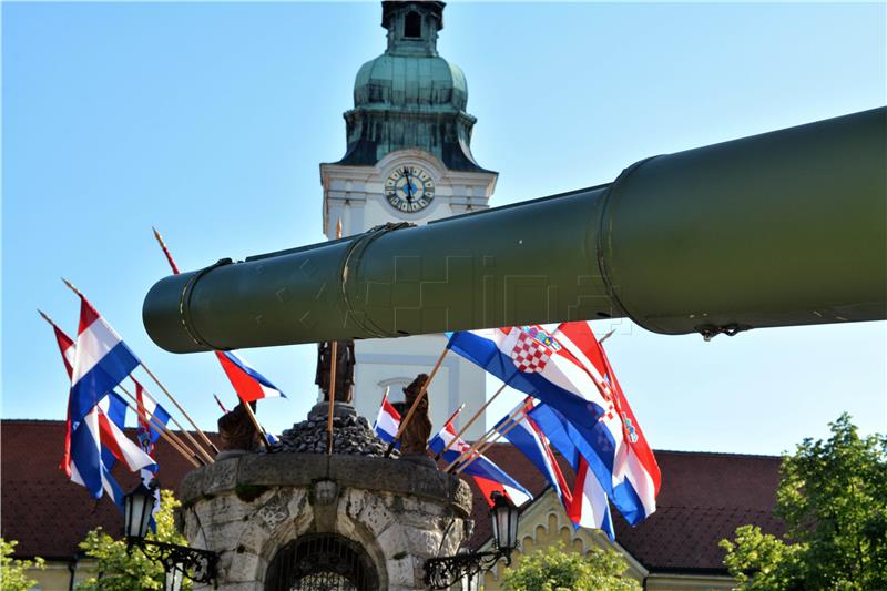 Karlovac: Plenković obišao Tehničko-taktički zbor Hrvatske kopnena vojske 