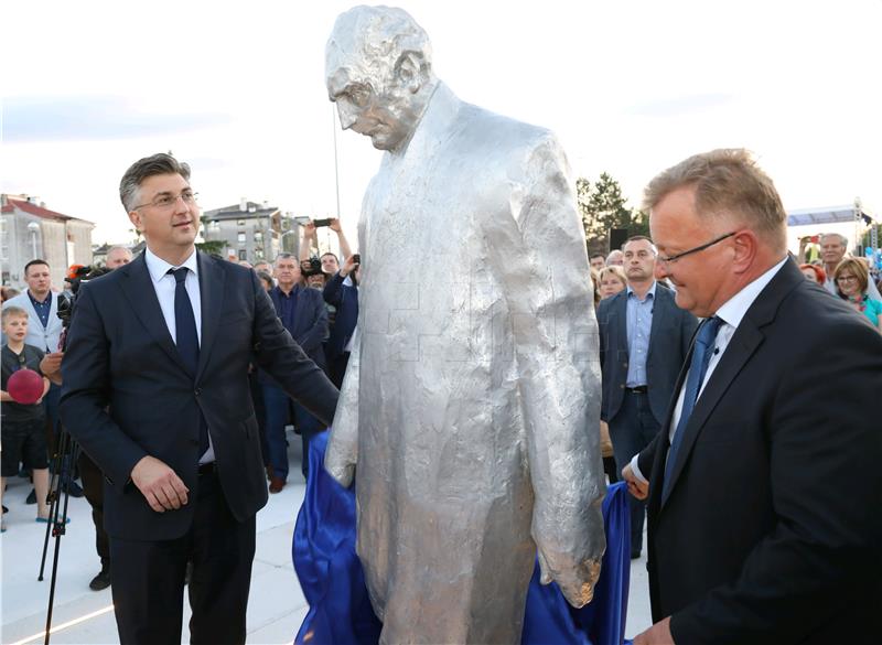 Plenković i Turk otkrili spomenik Franji Tuđmanu na uređenom istoimenom trgu u Zaprešiću