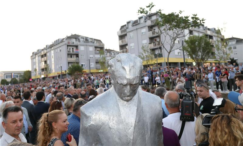 Plenković i Turk otkrili spomenik Franji Tuđmanu na uređenom istoimenom trgu u Zaprešiću