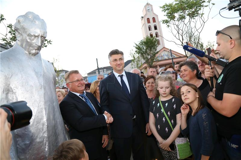 Plenković i Turk otkrili spomenik Franji Tuđmanu na uređenom istoimenom trgu u Zaprešiću