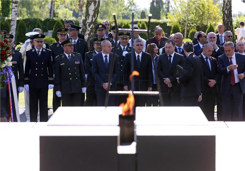 State leaders lay wreaths at Mirogoj cemetery on Armed Forces Day