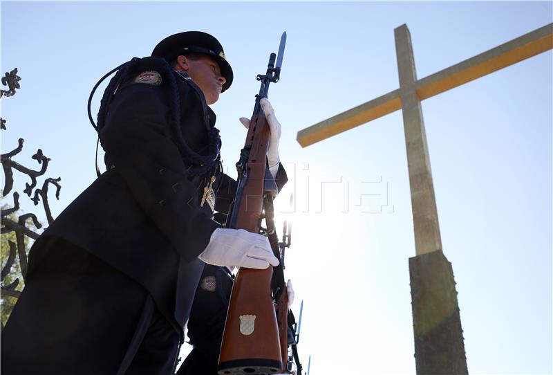 Na Dan Oružanih snaga RH državno izaslanstvo položilo vijence na Mirogoju 