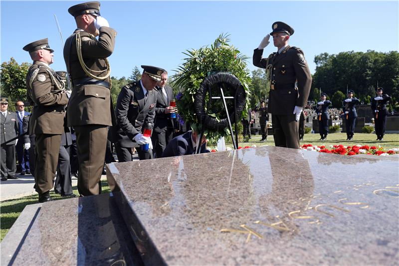 Na Dan Oružanih snaga RH državno izaslanstvo položilo vijence na Mirogoju 