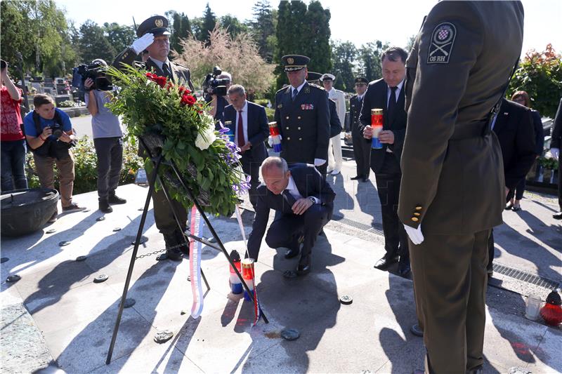 Na Dan Oružanih snaga RH državno izaslanstvo položilo vijence na Mirogoju 