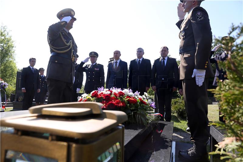 Na Dan Oružanih snaga RH državno izaslanstvo položilo vijence na Mirogoju 