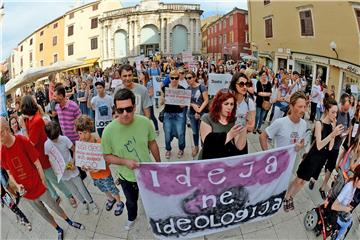 Prosvjedna akcija "Čekajući tramvaj zvan obrazovna reforma" u Zadru