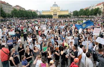 Prosvjedna akcija "Čekajući tramvaj zvan obrazovna reforma" na Trgu kralja Tomislava