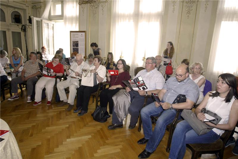 Na vRIsku predstavljena knjiga 'Kako svezati cipele' Nikole Petkovića