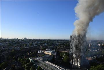 Požarom zahvaćena zgrada u Londonu zasad stabilna