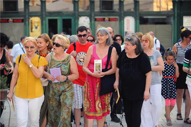 Split: Posvjed ljubitelja knjige zbog najave zatvaranja knjižare